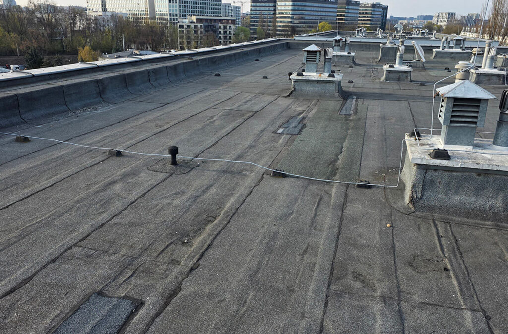 Przeciekający dach hali przemysłowej